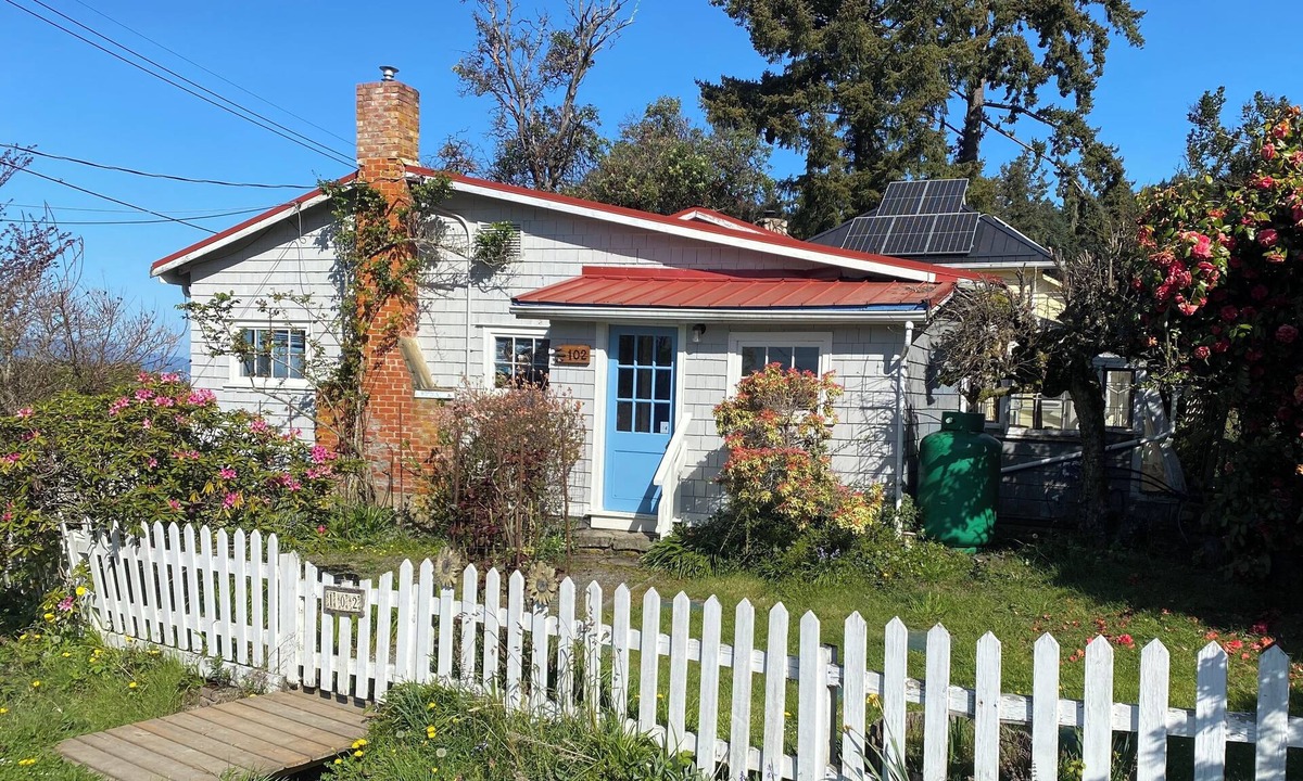 Vesuvius Cottage | 2 Bedroom Semi-Waterfront Cottage in Vesuvius, Salt Spring Island