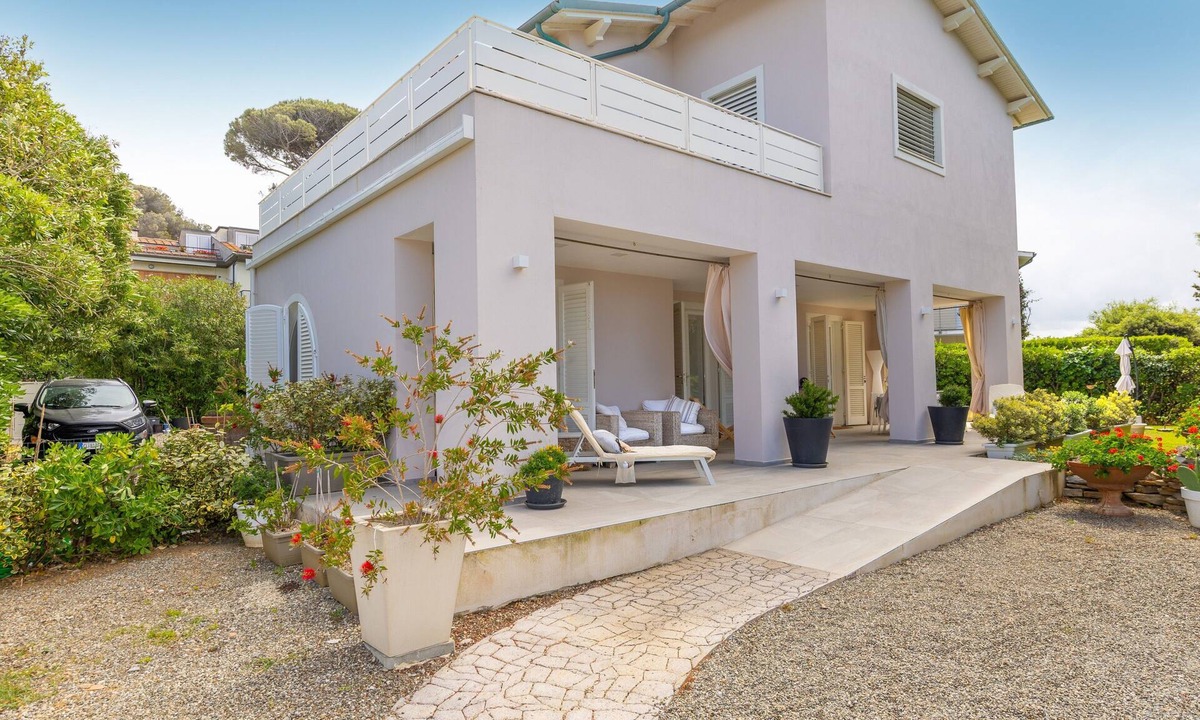 Castiglioncello Apartment | Apartment 'Villa Atusca' with Private Garden, Wi-Fi and Air Conditioning