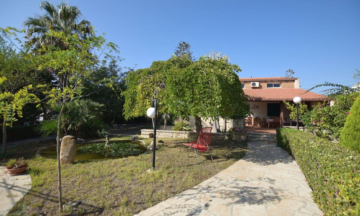 Marina di Modica Villa | Beautiful private villa for 7 people with hot tub, A/C, WIFI, TV and patio