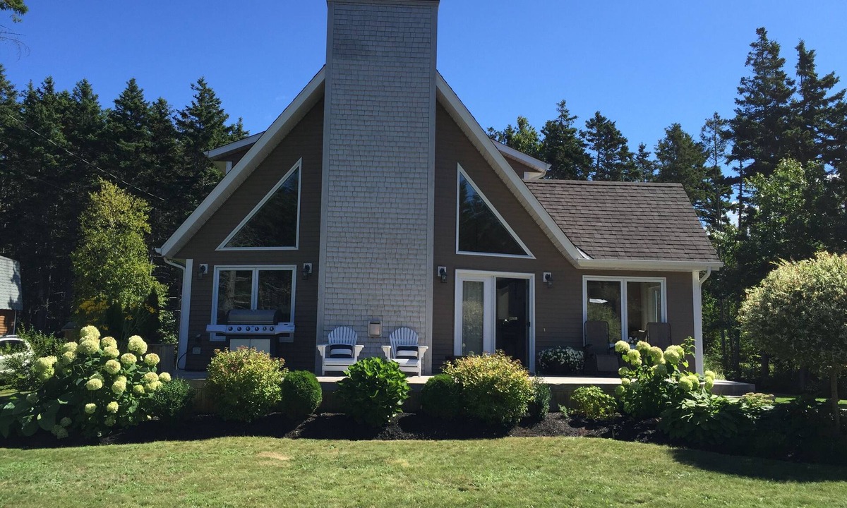 Stanhope House | Executive Summer Home - minutes from the beach! A lovely vacation experience
