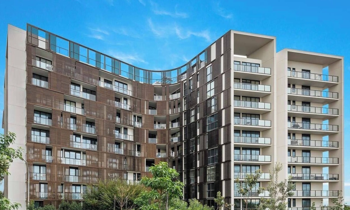 Doncaster Apartment | Light-filled 2-Bed + Study Apartment. Free Secure Parking!