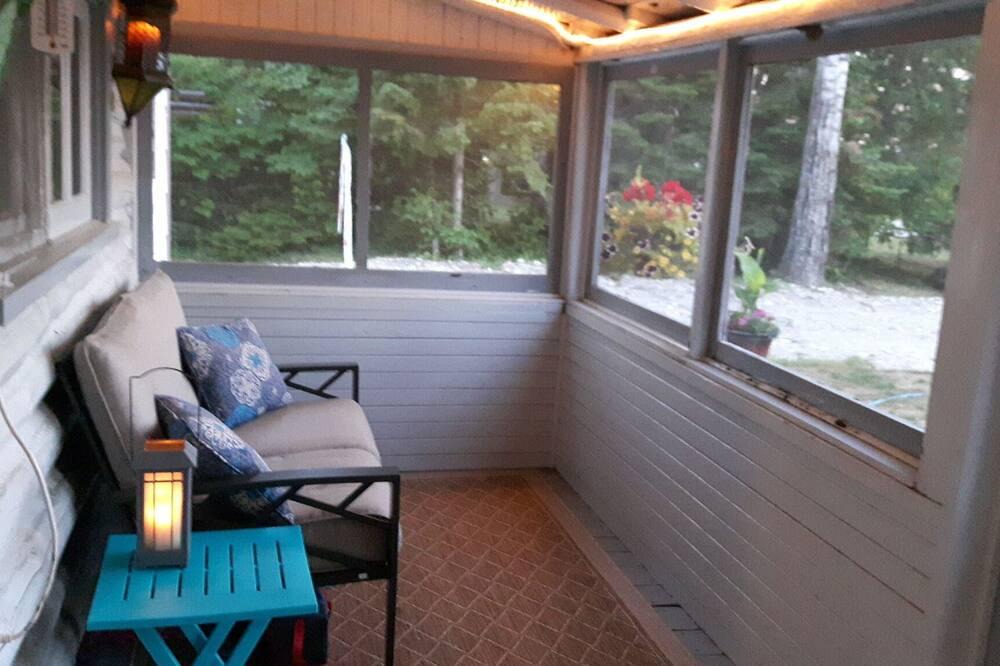 Manitoulin District Cottage | MANITOULIN ISLAND- Rustic Log Cabin located in Elizabeth Bay- Family Friendly