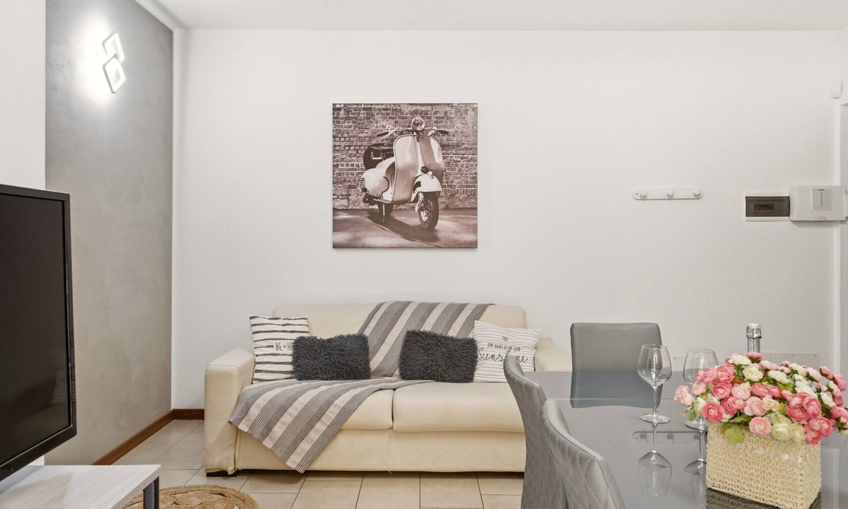 Montioni Apartment | Regarda - Promenade wine apartment near the centre with garden and pool