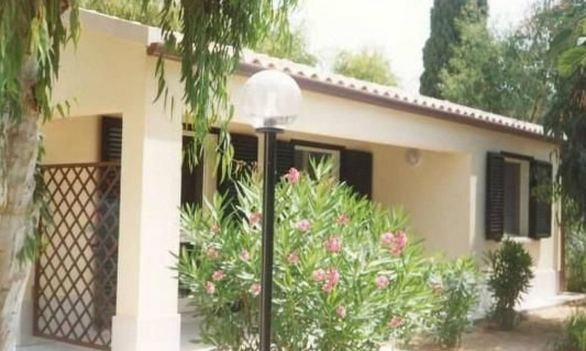 Marina di Modica House | Schöner zentraler Bungalow direkt am Sandstrand auf Sizilien by Interhome