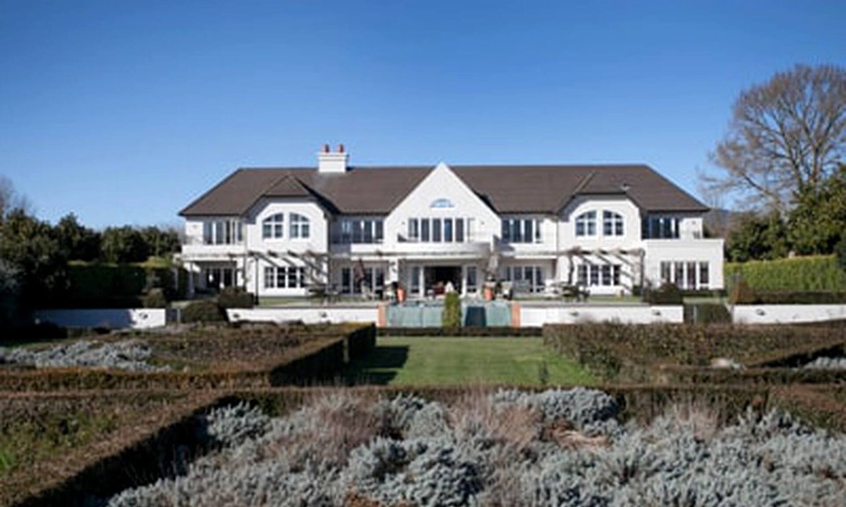 Maungatautari Cabin | Stately Accommodation with a Pool Table near Gorgeous Lake Karapiro, North Island