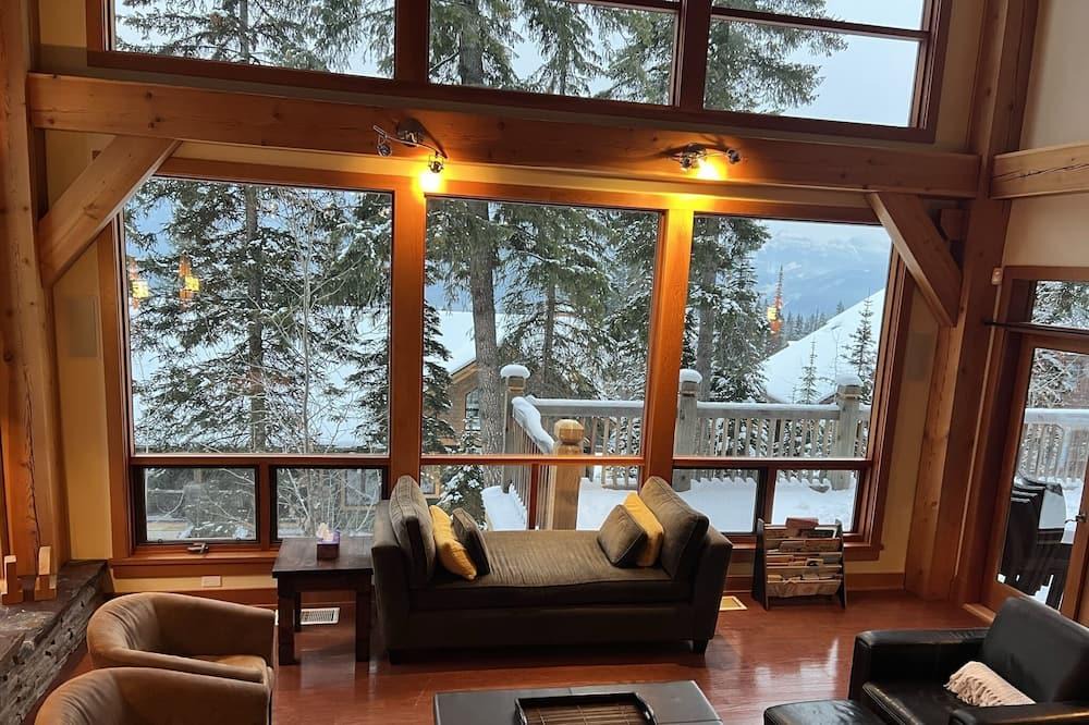 Golden Ski Chalet | **Timber frame vaulted ceiling chalet with VIEWS**