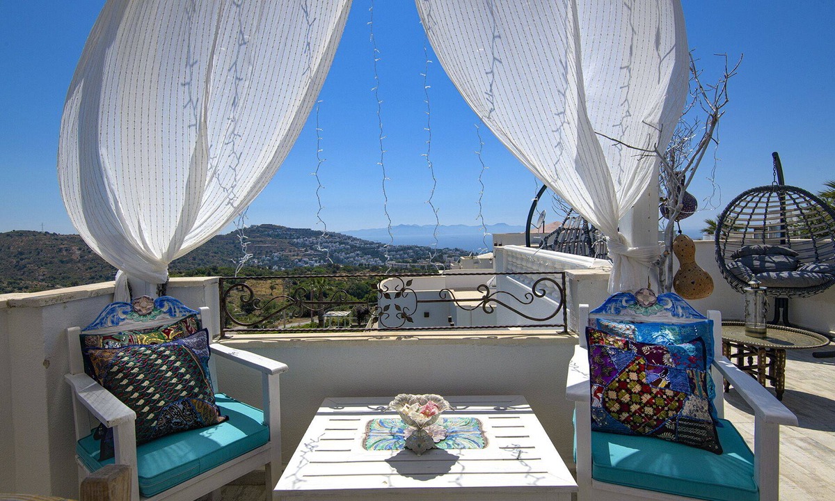 Koyunbaba Villa | Vintage Villa with your own private pool, stunning rooftop bar & hot tub
