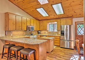 Deck w/Forest Views: Quiet Twain Harte Cabin! in Twain Harte