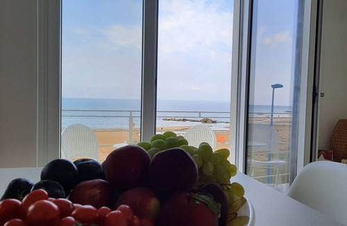 Donnalucata Apartment | Apartment with terrace, on the beach, very quiet location, WiFi, aircon, 5 pers.