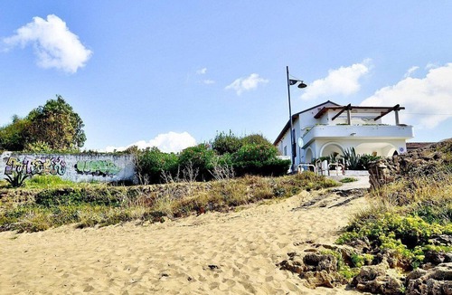 Santa Maria di Castellabate House | Appartamento Apollonia A: A bright and sunny one-story apartment that is part of a villa situated at a short distance from the beach, with Free WI-FI.