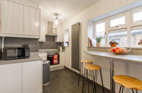 Wood Green Apartment | Beautiful Luxury London Flat - 3 minutes from Piccadilly line - sleeps 12