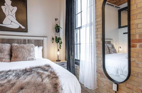 Stratford Apartment | Bradshaw Lofts The Brixton King Suite