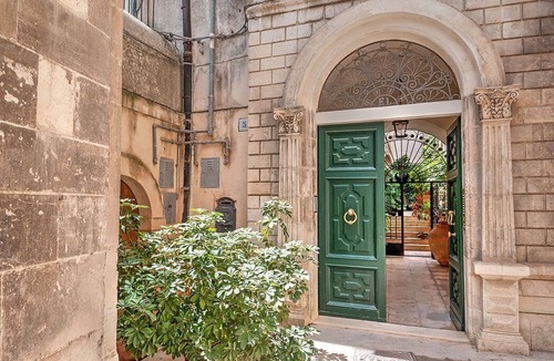 Casa Papa Apartment | Casa Orangina: An elegant and welcoming apartment that is part of an historic villa, with Free WI-FI.