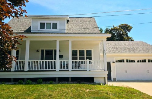 Harbor Springs House | Downtown Harbor Springs cottage with 4 bedrooms, 2 baths, yard, and grill.