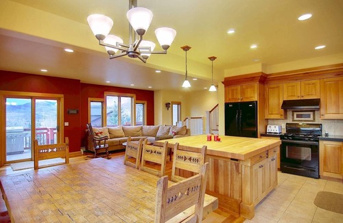 Steamboat Springs House | Epic Views-Near Free Mtn/Town Bus Stop/Trails-2 Car Garage-Deck-Fenced Patio-Grill-W/D in TH-Dogs OK