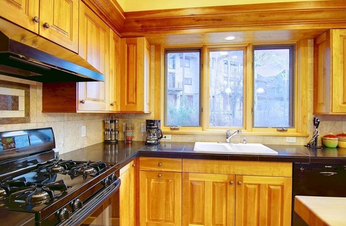 Steamboat Springs House | Epic Views-Near Free Mtn/Town Bus Stop/Trails-2 Car Garage-Deck-Fenced Patio-Grill-W/D in TH-Dogs OK