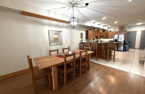Osoyoos House | Luxury Lakefront Townhouse 3Bed,3Bath Pool Hot Tub Beach - Canada's warmest lake