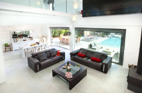 Crestatx Villa | Modern Luxury Villa with Heated Pool, Outdoor Jacuzzi & 4 En-Suite Bedrooms