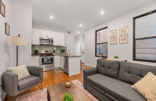 Over-the-Rhine Apartment | Prime OTR off Vine St+Lux Queen Bed+Fast WiFi+Smart TV+ Sleeps 3ppl+2nd Floor