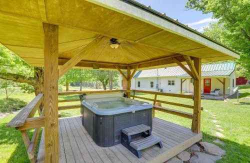 Marshall House | Secluded Marshall Farmhouse w/Hot Tub!