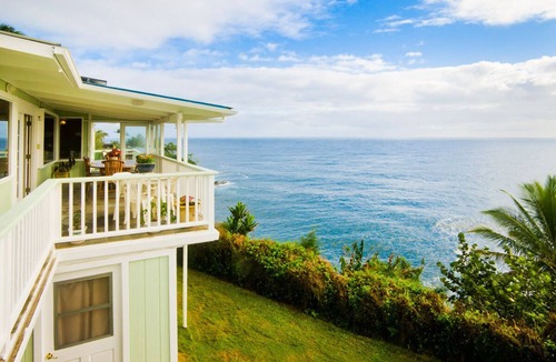 Hilo House | Stunning, majestic, oceanfront location, with stunning view and air conditioning