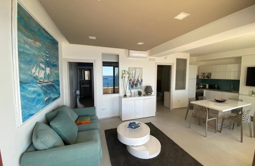 Augusta House | Villa sul Mare, il Mare Dalla tua Camera da Letto, 20 Scalini e ti Puoi Tuffare