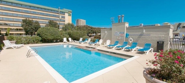 1.5 Blocks from the Beach & Boardwalk! Walking distance to restaurants & shops! in Virginia Beach