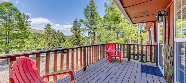 1 Mi to Alto Lake: Mtn-View Home w/Large Yard! in Alto