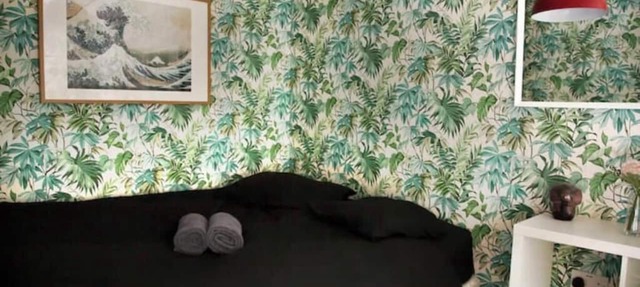 3-bedroom apartment—1 minute walk from the subway in London