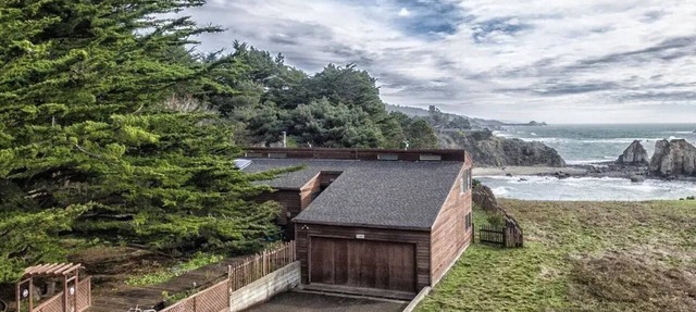 3BR 1.5BA Oceanfront Beach house in Gualala with private access to beach in Gualala