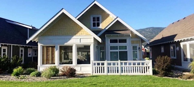 3BR Cottage on Osoyoos Lake w/Pool + Hot Tub. in Osoyoos
