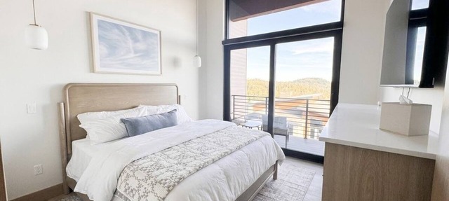 6BR Luxury Ski-In/Ski-Out Chalet with Private Sauna, Hot Tub, EV, AC in Brian Head