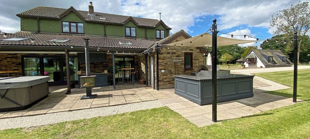 7 bedroom accommodation in Bishopsoil, near Goole in Goole