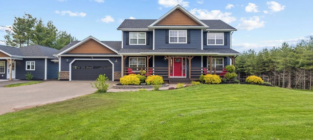 7 Bedroom Home w/Pool & Hot Tub on a Private Large Lot in Kingston