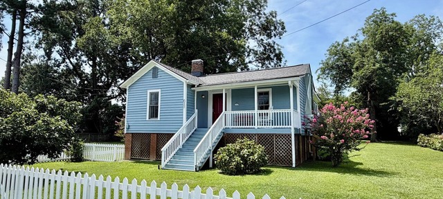 A Beautifully Kept Historic Retreat, Walking Distance to Downtown in Washington