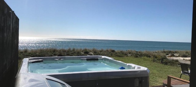 ABSOLUTE BEACHFRONT TINYHOUSE, STUNNING VIEWS, SPA POOL, BBQ, FREE WIFI AND SKY TV!! in Pukehina