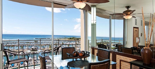 Absolutely Oceanfront - Free Parking - Full Kitchen- full disability access. in honolulu
