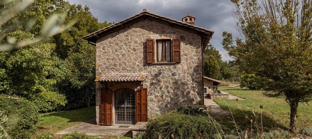 Alluring Lazio Villa | Villa Minerva | 2 Bedrooms | Private Garden | Spacious. in Rome