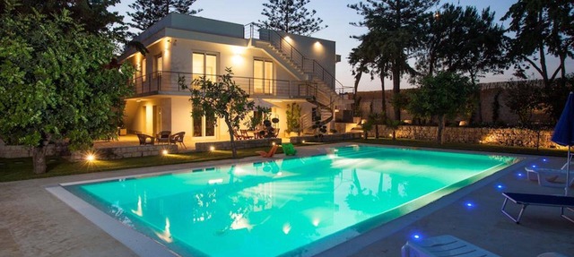 Apartment with heated saltwater pool, private garden, air conditioning, WiFi in Donnalucata