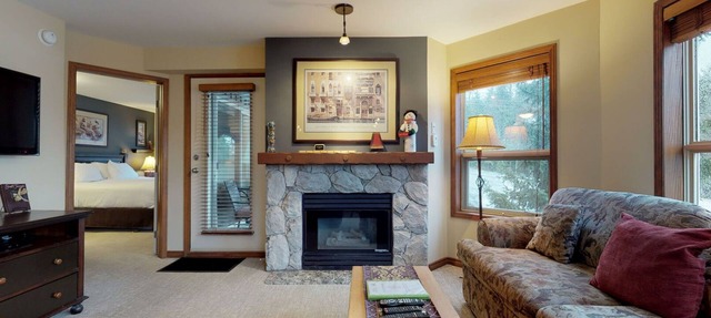 Aspens #355 Prime Ski-in Ski-out Location! Pool, Hot tubs, BBQ, sleeps 4 in Whistler