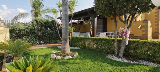 BEACH side villa for a SEA holiday near Cefalù, 2 bedrooms, Wi-Fi, A/C & Garden in Solfarelli