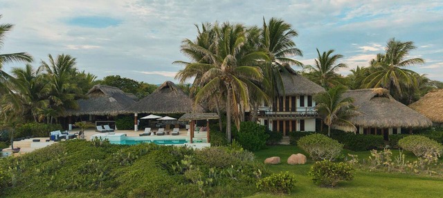 Beachfront estate for large groups, up to 36. in Puerto Escondido
