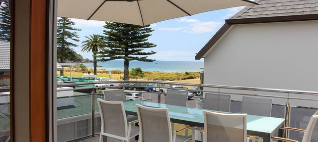 Beachfront on Marine Parade with room for the family in Mount Maunganui