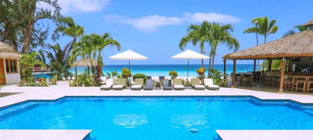 Beautiful Beachfront Villa With Private Pool and Bar Fully Staffed in Negril