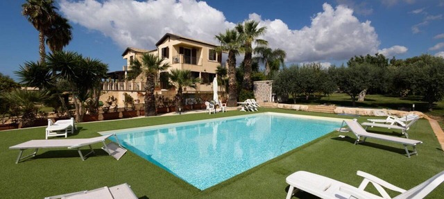 Beautiful private villa with WIFI, private pool, A/C, TV, veranda, pets allowed and panoramic view in Donnalucata