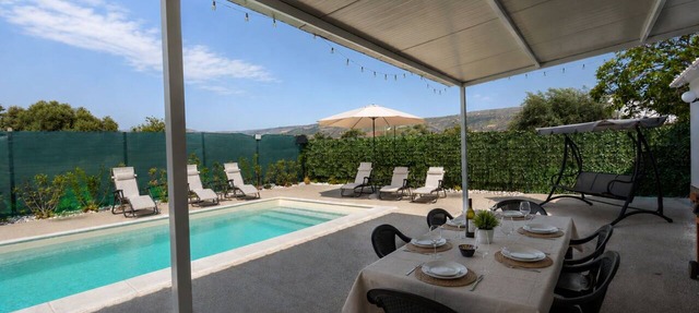 Beautiful private villa for 6 guests with A/C, WIFI, private pool, patio and pets allowed in Comiso