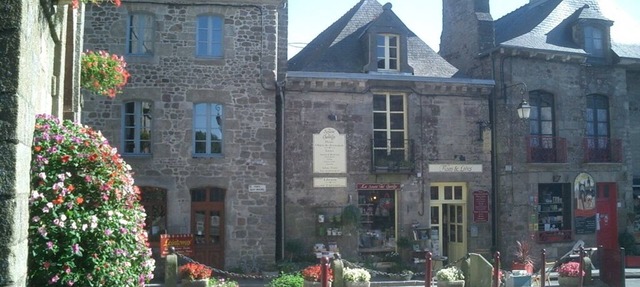 Beautiful renovated stone cottage, close to Brittany's major attractions in Bazouges-la-Perouse
