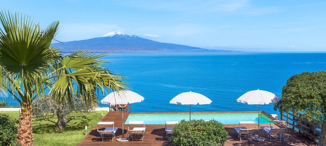 Beautiful sea-front villa with pool in Augusta