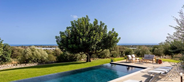 Beautiful villa with pool, jacuzzi and panoramic view of the countryside. in Modica