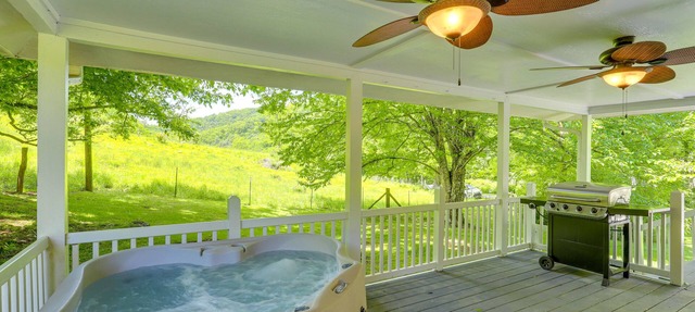 Best Getaway for 2 w/Own Creek & Hot Tub in Marshall